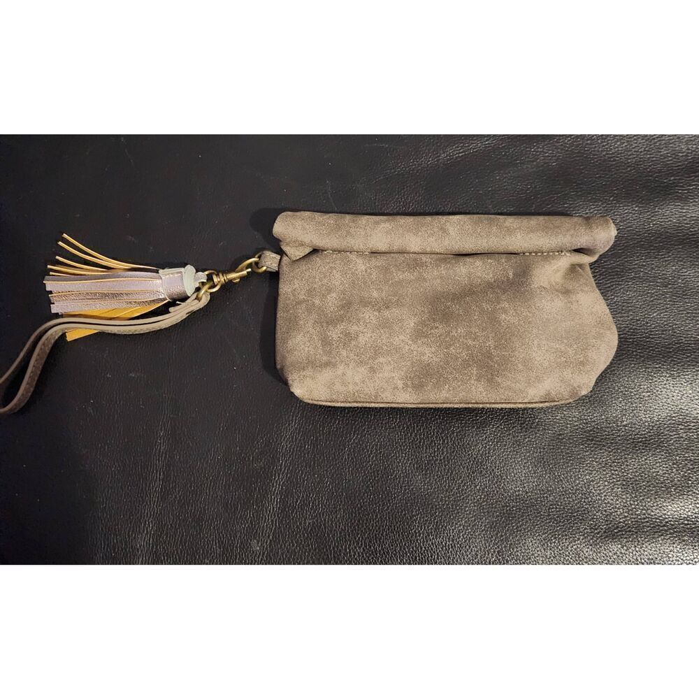💕NWOT Maurices clutch/wristlet with magnetic closure flap. Measures approx 7.5